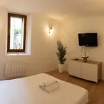 Апартаменты Appartement Cosy Au Coeur De La Vieille Ville D'Antibes Антиб